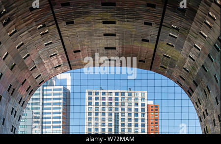 Rotterdam, Niederlande. Juni 27, 2019. Blick auf die Gebäude und blauer Himmel von innen Markthal Markt, Stockfoto