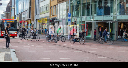 Utrecht, Niederlande. Juli 1st, 2019. Menschen Reiten Fahrräder in der Innenstadt, die Feder sonnigen Tag Stockfoto