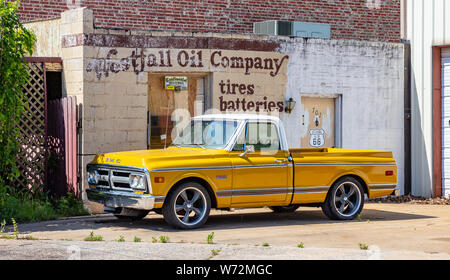 USA Oklahoma, Mai 13., 2019. Gelbe Farbe GMC Pickup Auto im Freien an einem sonnigen Frühlingstag in der Nähe von Amarillo geparkt, Seitenansicht. Historische Route 66 Stockfoto
