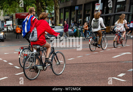 Utrecht, Niederlande. Juli 1st, 2019. Menschen Reiten Fahrräder in der Innenstadt, die Feder sonnigen Tag Stockfoto