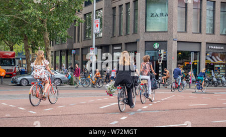 Utrecht, Niederlande. Juli 1st, 2019. Menschen Reiten Fahrräder in der Innenstadt, die Feder sonnigen Tag Stockfoto