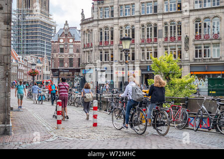 Utrecht, Niederlande. Juli 1st, 2019. Menschen Reiten Fahrräder in der Innenstadt, die Feder sonnigen Tag Stockfoto