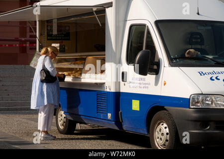 Eine elegante Frau Kauf einer Bäckerei Produkt am Markt in der Place Guillaume II in Luxemburg Stockfoto