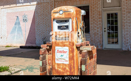 USA Oklahoma, Mai 13., 2019. Rostige Oldtimer Kraftstoffpumpe in einer verlassenen Tankstelle, sonniger Frühlingstag in der Nähe von Amarillo. Historische Route 66 Stockfoto