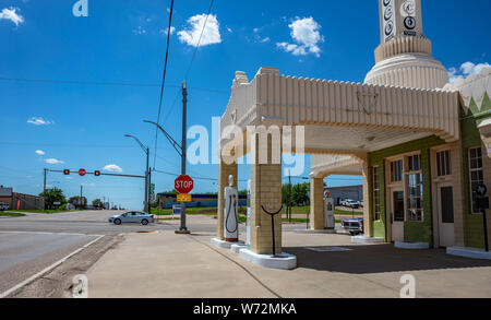 USA Oklahoma, Mai 13., 2019. Vintage restaurierte Tankstelle, sonniger Frühlingstag in der Nähe von Amarillo. Historische Route 66 Stockfoto