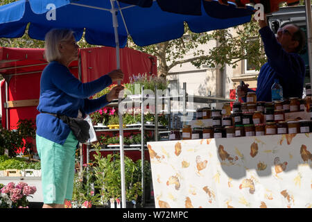 Die Bauern auf dem Markt in den Place Guillaume II. in Luxemburg verkaufen, hausgemachte Marmelade und Honig. Stockfoto