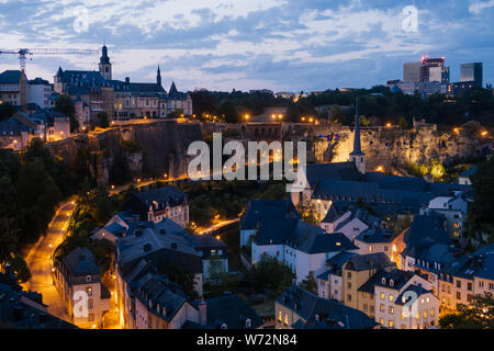 Die Skyline der Stadt Luxemburg in der Nacht. Die Altstadt von Luxemburg ist ein UNESCO-Weltkulturerbe. Abtei Neumünster, die Ufer der Alzette Fluss Stockfoto