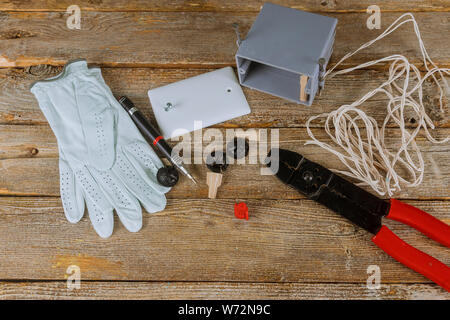 Elektrische Leitungen binden Kabel Werkzeug Zangen Isolierung Anschlüsse Stockfoto