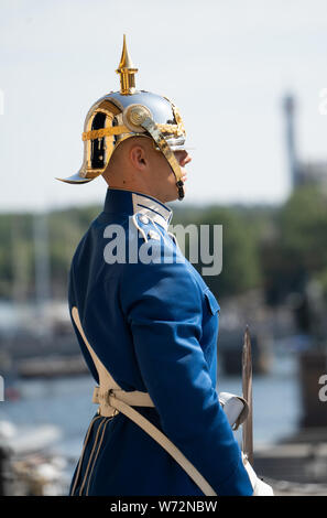 Royal Guards (högvakten) Seitenansicht, des Königs von Schweden Kavallerie und Infanterie Wachen der Ehre der schwedischen Streitkräfte Stockfoto