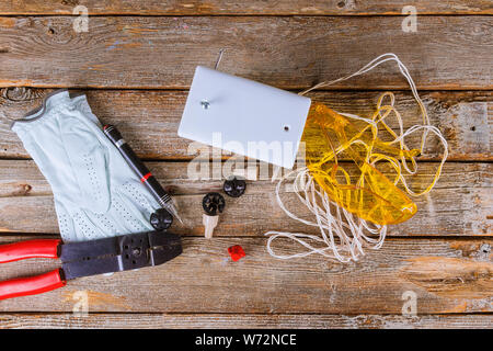 Kneifzange isolierte Wellrohr elektrische Leitungen isolierende Bauteil Kit und Tools Stockfoto