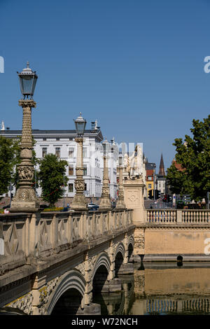 Schwerin, Deutschland - 25. Juli 2019. Vertikale Schuß über den Schweriner See brücke mit Blick auf die Stadt. Stockfoto