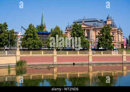 Schwerin, Deutschland - 25. Juli 2019. Stadtbild von Schwerin in der Nähe der State Museum, wo Bauarbeiten los ist. Stockfoto