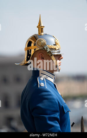 Royal Guards (högvakten) Seitenansicht, des Königs von Schweden Kavallerie und Infanterie Wachen der Ehre der schwedischen Streitkräfte Stockfoto