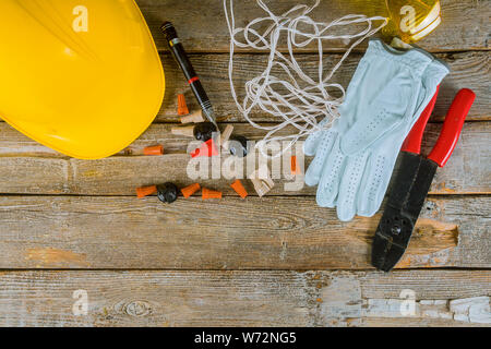 Elektriker Techniker bei der Arbeit bereitet die Werkzeuge und die Kabel in der elektrischen Installation und gelben Helm verwendet Stockfoto