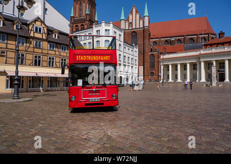 Schwerin, Deutschland - 25. Juli 2019. Eine helle rote Tour bus zieht in Schwerin Zentrum an einem Sommernachmittag. Stockfoto