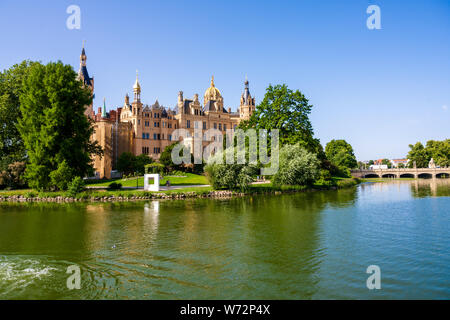 Das Schweriner Schloss, im Sommer Laub umgeben, die von der See an einem sonnigen Sommermorgen gesehen. Stockfoto