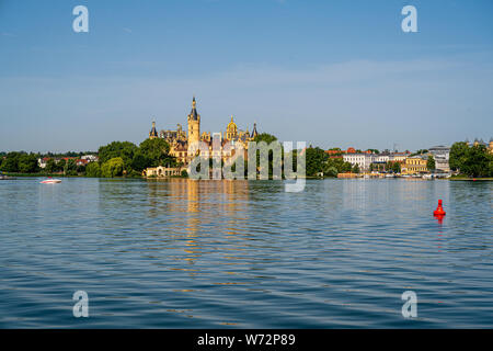 Landschaft Foto mit Blick auf Schwerin aus dem See an einem schönen Sommermorgen. Stockfoto