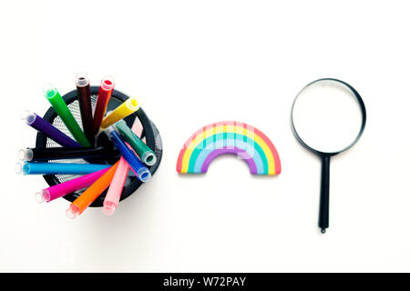 Zurück zu Schule. Bunte stationäre Schulmaterial Marker für Zeichnung, Lupe und bunten Radierer auf weißem Hintergrund, Raum oder text Flachbild la Stockfoto