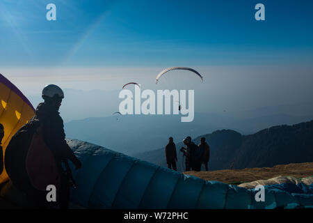 Gleitschirme an einem schönen sonnigen Tag in Bir Billing, Himachal Pradesh. Stockfoto