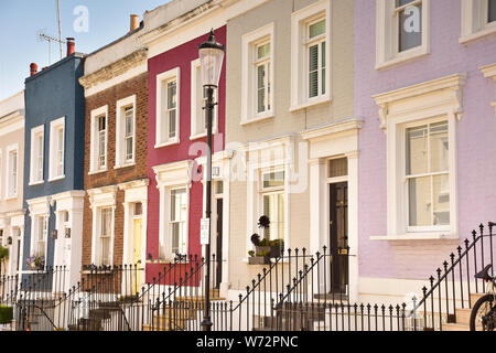 Bunt bemalte Häuser in der Nähe der Portobello Road im Notting Hill District, London, Großbritannien Stockfoto