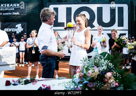 Bürgermeister Frank Mentrup stellt Trophäe des Siegers zu Sieger Patricia Maria "Oig (ROM, r). GES/Tennis/WTA 125 k-Serie Turnier, 04.08.2019 Tennis: WTA-Turnier, LIQUI MOLY Öffnen Karlsruhe, August 4, 2019 | Verwendung weltweit Stockfoto