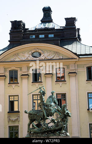 Bronze Nachbau des mittelalterlichen Holz schnitzen von St. Georg und der Drache von Bernt Notke in der Storkyrkan. Stockholm, Schweden. Stockfoto