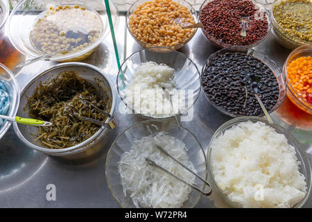 Zutaten in vietnamesischen Street Food verwendet angeordnet auf einem Transportwagen Stockfoto