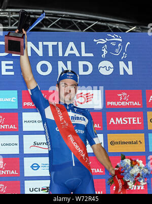 Elia Viviani feiert den Gewinn der Klassiker bei Tag zwei Der 2019 Prudential Fahrt London. Stockfoto