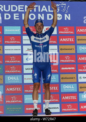 Elia Viviani feiert den Gewinn der Klassiker bei Tag zwei Der 2019 Prudential Fahrt London. Stockfoto