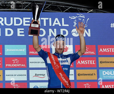 Elia Viviani feiert den Gewinn der Klassiker bei Tag zwei Der 2019 Prudential Fahrt London. Stockfoto