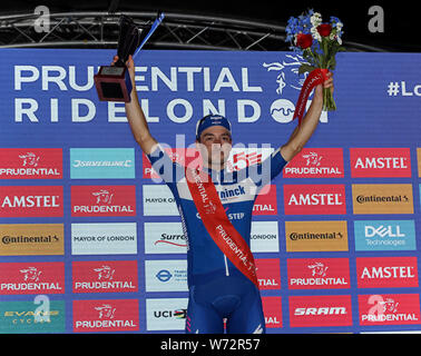 Elia Viviani feiert den Gewinn der Klassiker bei Tag zwei Der 2019 Prudential Fahrt London. Stockfoto