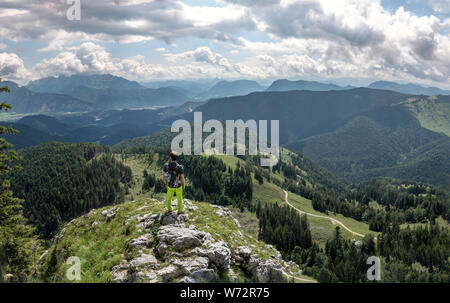 Outdoor Panorama der Wanderer in grüne Landschaft mit nebligen Tal im Sommer Stockfoto