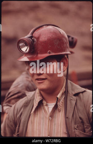 In einer Reihe von Porträts von BERGLEUTEN WARTEN ZU GEHEN MIT DER ARBEIT AN DER 4:00 Uhr bis 24:00 Uhr VERSCHIEBUNG AN DER VIRGINIA - POCAHONTAS COAL COMPANY MINE #4 in der Nähe von RICHLANDS, Virginia. Seine RED HAT, BEDEUTET, DASS ER ARBEITET UNTER DER ERDE VON WENIGER ALS EINEM MONAT. Vor GOING UNDERGROUND ER 40 STUNDEN TRAINING IM KLASSENZIMMER die Closed Circuit Television und audio-visuelle Materialien erhalten hat. Er ist außerdem eng betreut durch erfahrene Bergleute IN SEINEM ERSTEN MONAT Stockfoto