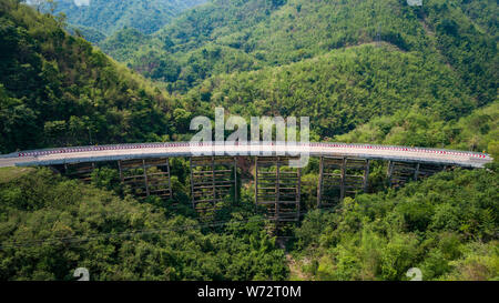 Pho Khun Pha Muang Brücke. Die hohe konkrete Brücke in Phetchabun Provinz, Thailand. Verbinden Norden, Nordosten. Luftaufnahme von Flying drone. Stockfoto