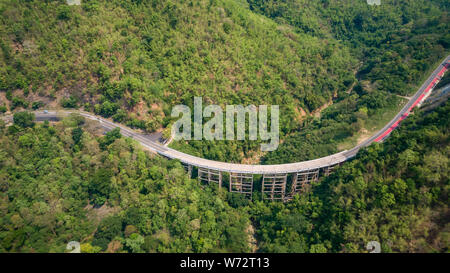 Pho Khun Pha Muang Brücke. Die hohe konkrete Brücke in Phetchabun Provinz, Thailand. Verbinden Norden, Nordosten. Luftaufnahme von Flying drone. Stockfoto