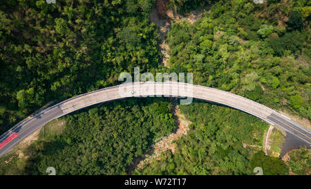 Pho Khun Pha Muang Brücke. Die hohe konkrete Brücke in Phetchabun Provinz, Thailand. Verbinden Norden, Nordosten. Luftaufnahme von Flying drone. Stockfoto