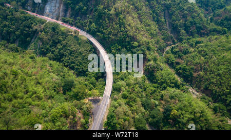 Pho Khun Pha Muang Brücke. Die hohe konkrete Brücke in Phetchabun Provinz, Thailand. Verbinden Norden, Nordosten. Luftaufnahme von Flying drone. Stockfoto