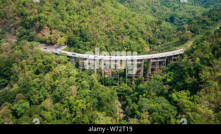 Pho Khun Pha Muang Brücke. Die hohe konkrete Brücke in Phetchabun Provinz, Thailand. Verbinden Norden, Nordosten. Luftaufnahme von Flying drone. Stockfoto