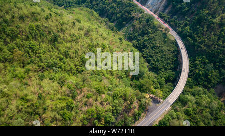 Pho Khun Pha Muang Brücke. Die hohe konkrete Brücke in Phetchabun Provinz, Thailand. Verbinden Norden, Nordosten. Luftaufnahme von Flying drone. Stockfoto