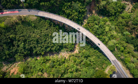 Pho Khun Pha Muang Brücke. Die hohe konkrete Brücke in Phetchabun Provinz, Thailand. Verbinden Norden, Nordosten. Luftaufnahme von Flying drone. Stockfoto