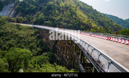 Pho Khun Pha Muang Brücke. Die hohe konkrete Brücke in Phetchabun Provinz, Thailand. Verbinden Norden, Nordosten. Luftaufnahme von Flying drone. Stockfoto