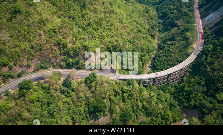 Pho Khun Pha Muang Brücke. Die hohe konkrete Brücke in Phetchabun Provinz, Thailand. Verbinden Norden, Nordosten. Luftaufnahme von Flying drone. Stockfoto