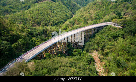 Pho Khun Pha Muang Brücke. Die hohe konkrete Brücke in Phetchabun Provinz, Thailand. Verbinden Norden, Nordosten. Luftaufnahme von Flying drone. Stockfoto