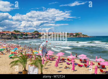 Sozopol, Bulgarien - 11. Juli 2019: Strand und Blick auf die Altstadt von Sozopol. Stockfoto