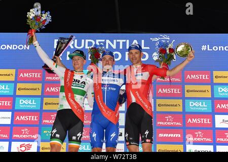 London, Großbritannien. 04 Aug, 2019. Elia Viviani (1., Mitte), Sam Bennett (2., links) und Michael Morkov (3., rechts) bei der Präsentation der Sieger nach der Fahrt London-Surrey Classic während der AUFSICHTSRECHTLICHEN RideLondon in der Mall am Sonntag, August 04, 2019 in London, Vereinigtes Königreich. Credit: Taka G Wu/Alamy leben Nachrichten Stockfoto