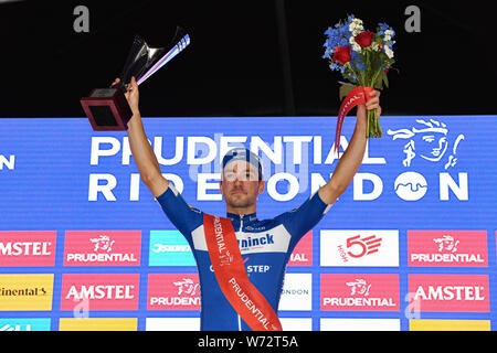 London, Großbritannien. 04 Aug, 2019. Elia Viviani gewinnt die Fahrt während der AUFSICHTSRECHTLICHEN RideLondon London-Surrey Classic in der Mall am Sonntag, August 04, 2019 in London, Vereinigtes Königreich. Credit: Taka G Wu/Alamy leben Nachrichten Stockfoto