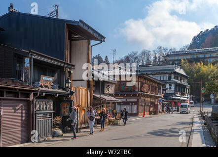 Geschäfte und traditionelle japanische Bauten auf Shinmeimachi, eine Straße in der historischen Altstadt Sanmachi-suji Bezirk, Takayama, Präfektur Gifu, Honshu, Japan Stockfoto