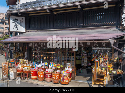 Traditionelle japanische Shop auf Kamisannomachi, eine Straße in der historischen Altstadt Sanmachi-suji Bezirk, Takayama, Präfektur Gifu, Honshu, Japan Stockfoto