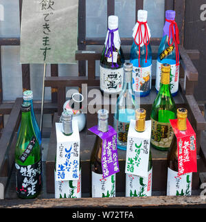 Flaschen Sake außerhalb einer Sake Shop in der Stadt Takayama, Präfektur Gifu, Honshu, Japan Stockfoto