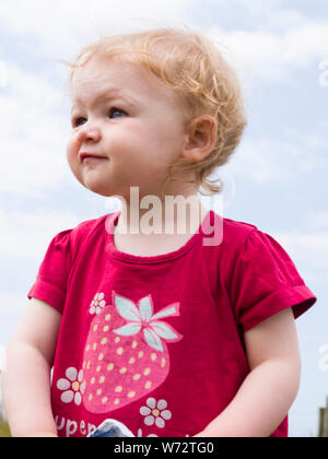 Kleinkind in ein rotes T-Shirt, Großbritannien Stockfoto